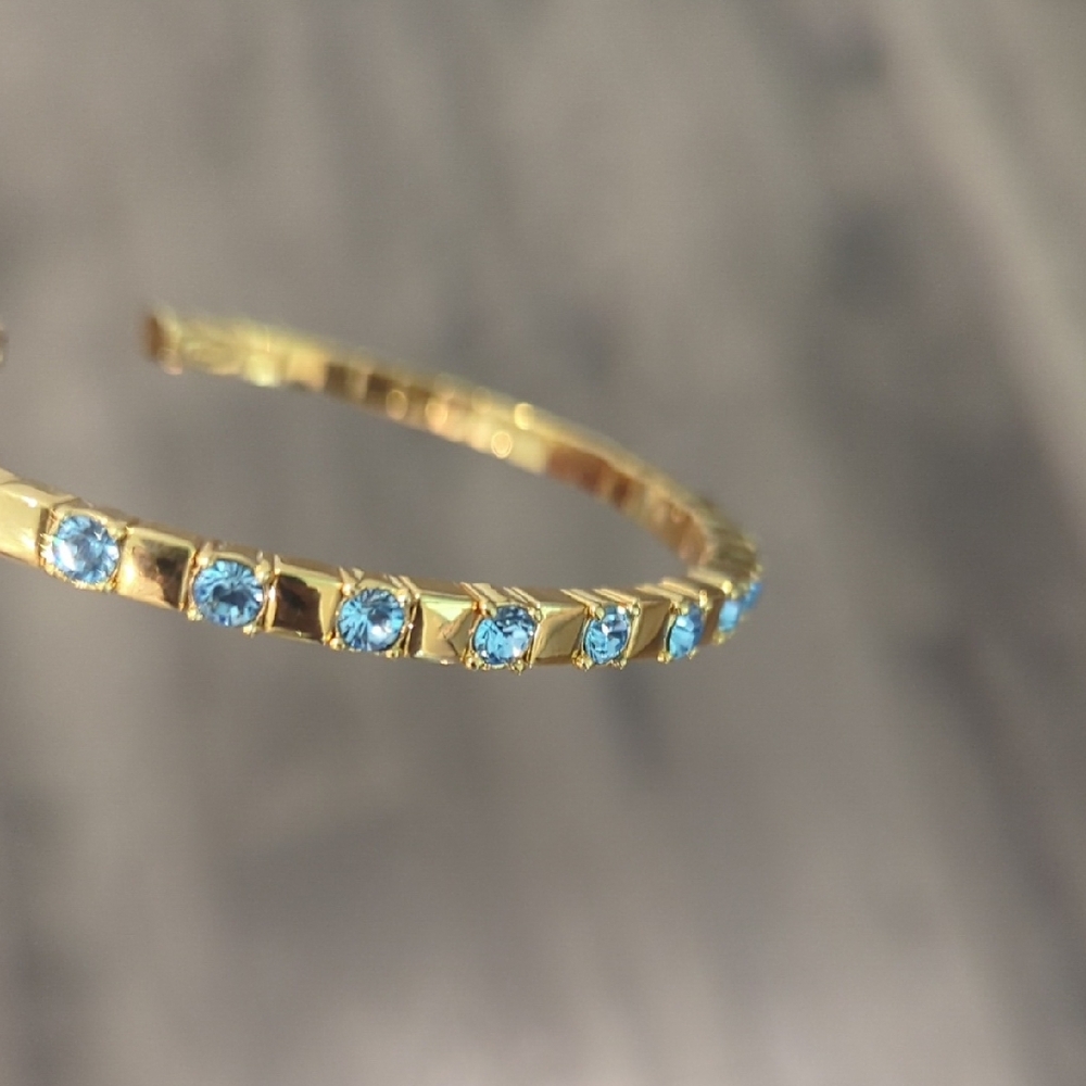 Bracelet W/Elegant Gold Tone Band and Blue Stones NWOT
